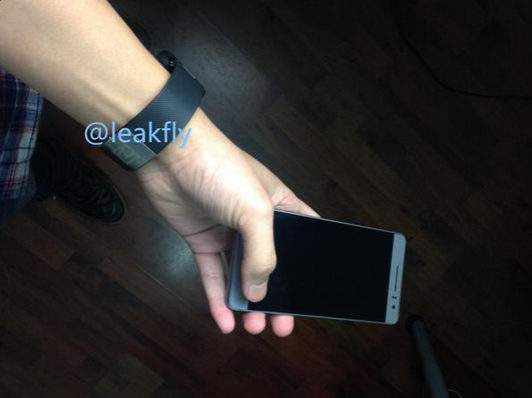 15_1_Leaked-images-showing-both-sides-of-the-Huawei-Mate7-Compact