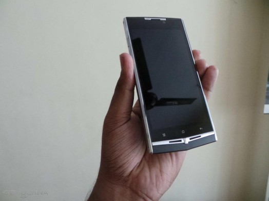 Китайский смартфон Uhans S1 получил безрамочный дисплей